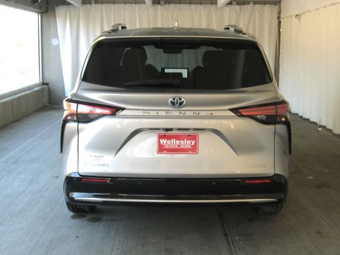 Used 2025 Toyota Sienna Platinum image 31