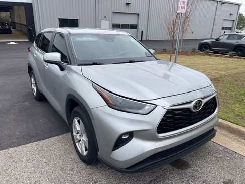 Used 2023 Toyota Highlander LE image 2