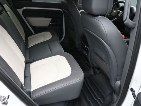 Used 2023 Land Rover Defender 110 X-Dynamic SE image 9