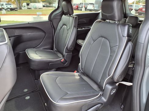 New 2026 Chrysler Pacifica Limited w/ S Appearance Package image 13