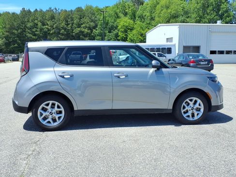 Used 2025 Kia Soul LX w/ LX Technology Package FWD image 25