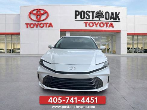 Used 2025 Toyota Camry XLE FWD image 2