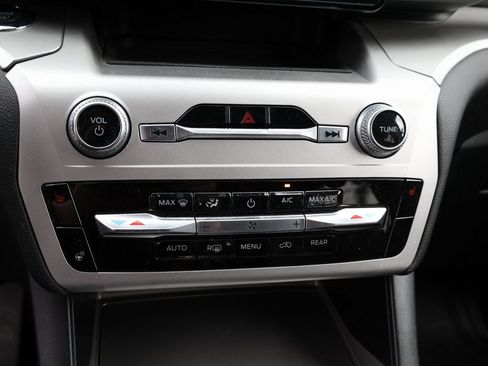 Used 2022 Ford Explorer XLT w/ Equipment Group 202A image 29