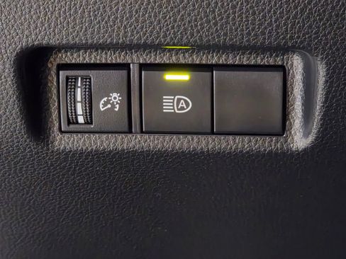 Used 2025 Toyota RAV4 XLE AWD/4WD image 33