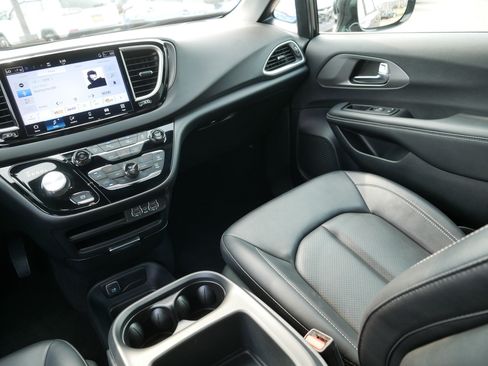 Used 2025 Chrysler Pacifica Select FWD image 11