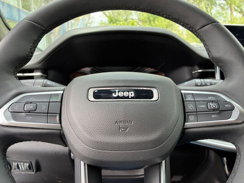 Used 2025 Jeep Compass Limited image 29