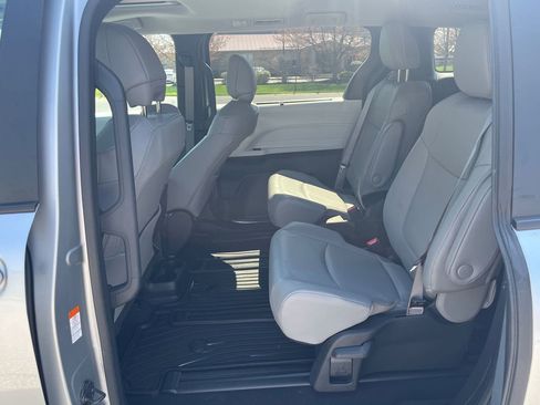 Used 2025 Toyota Sienna XLE AWD/4WD image 21
