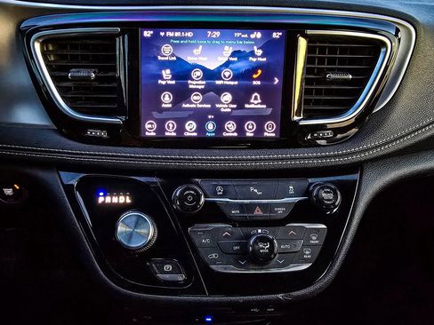 Used 2019 Chrysler Pacifica Limited w/ S Appearance Package image 12