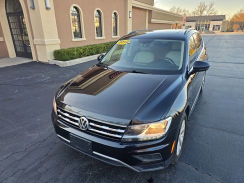 Used 2018 Volkswagen Tiguan SE w/ Panoramic Sunroof Package image 6