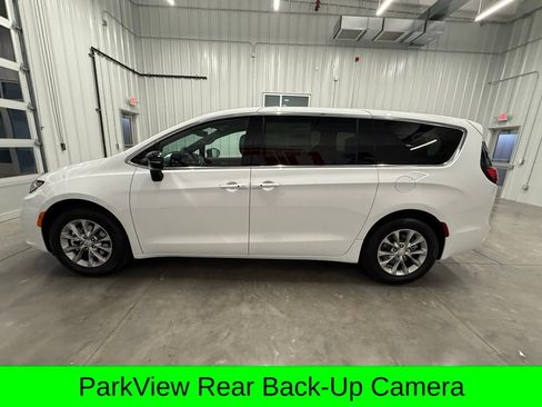 New 2026 Chrysler Pacifica Limited image 9