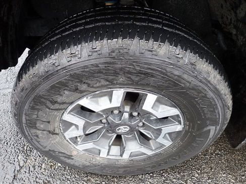 Used 2017 Toyota Tacoma TRD Off-Road w/ Premium & Technology Package image 8