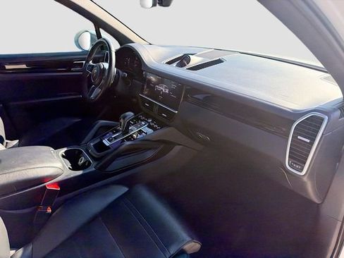 Used 2019 Porsche Cayenne S image 16