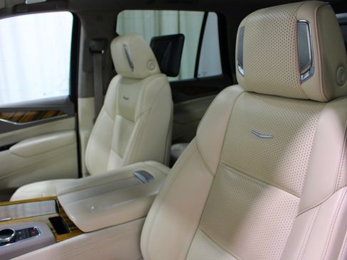 Used 2023 Cadillac Escalade Sport Platinum AWD/4WD image 4