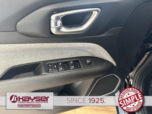 Used 2024 Jeep Compass Latitude AWD/4WD image 11