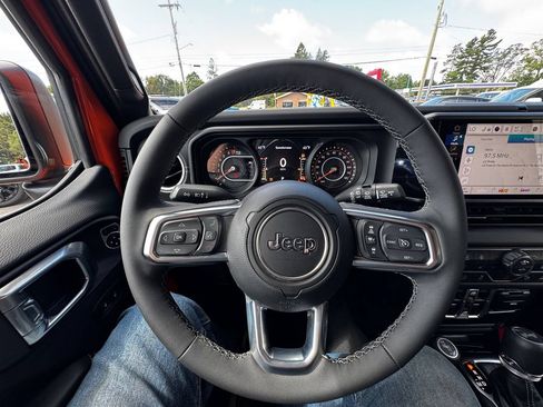 Used 2026 Jeep Wrangler Unlimited Sahara AWD/4WD image 13