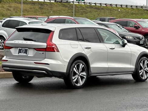 Used 2025 Volvo V60 B5 Cross Country Plus image 3