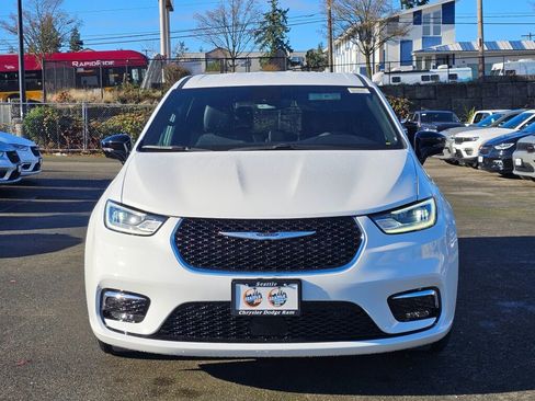 New 2026 Chrysler Pacifica Select image 3