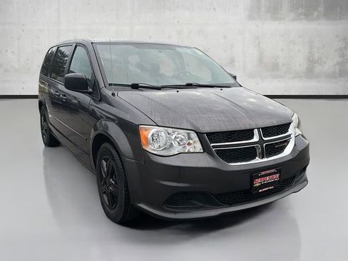 Used 2017 Dodge Grand Caravan SE image 3