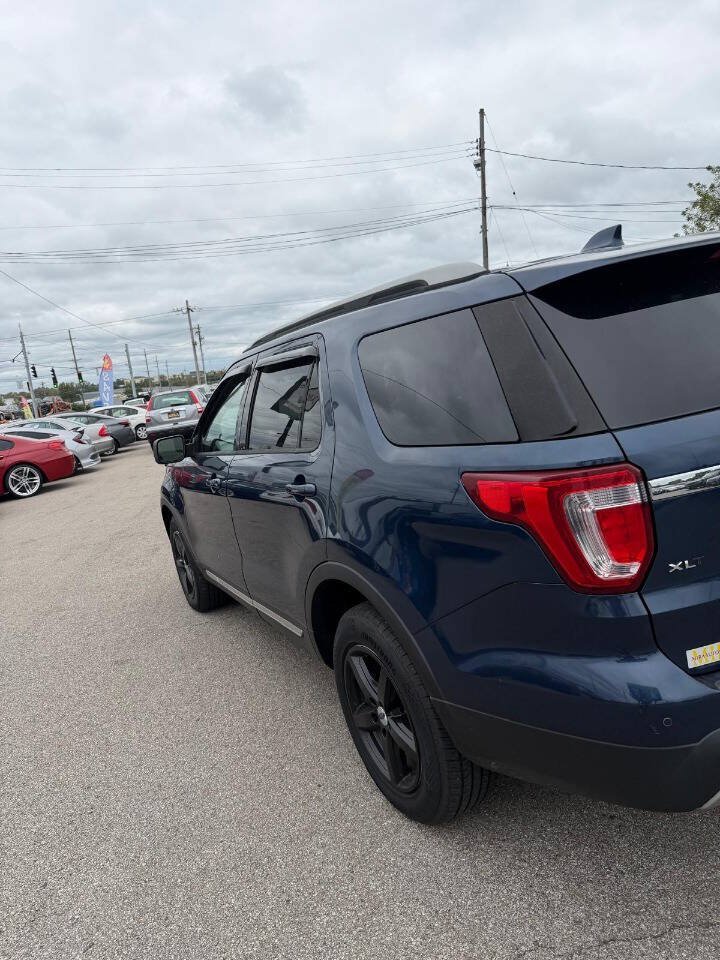 Used 2017 Ford Explorer XLT w/ Equipment Group 202A AWD/4WD image 44