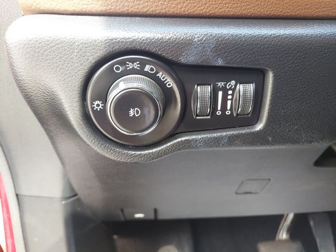 Used 2021 Chrysler Pacifica Limited w/ Uconnect Theater Family Group AWD/4WD image 29