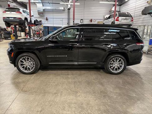 Used 2025 Jeep Grand Cherokee L Summit w/ Luxury Tech Group V AWD/4WD image 38