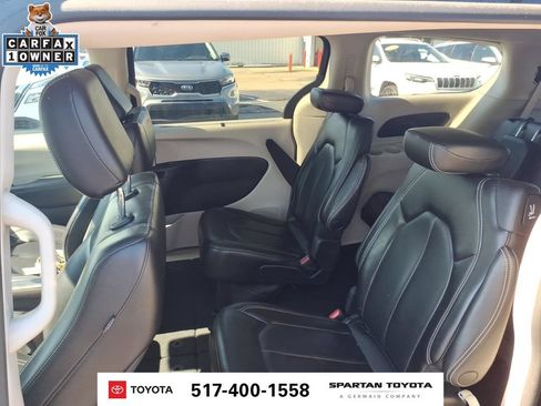 Used 2023 Chrysler Pacifica Touring-L FWD image 11