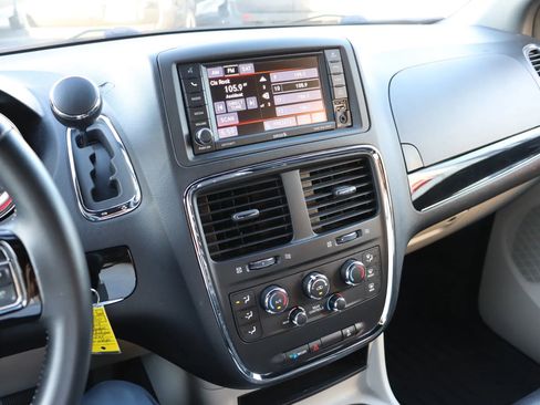 Used 2017 Dodge Grand Caravan SXT image 7