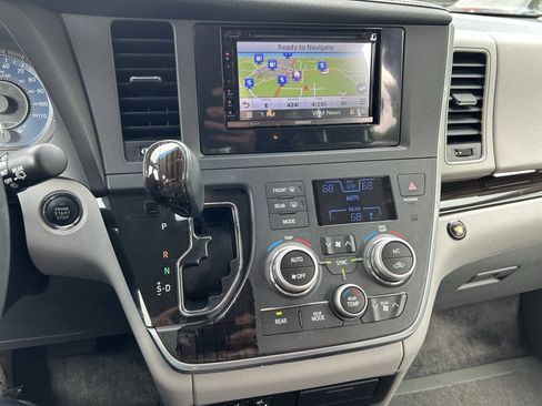 Used 2017 Toyota Sienna XLE FWD image 19