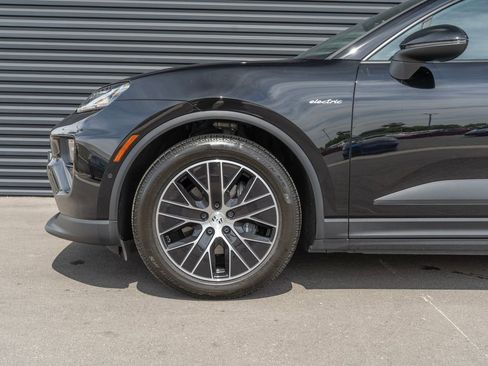 Used 2025 Porsche Macan Electric RWD image 12