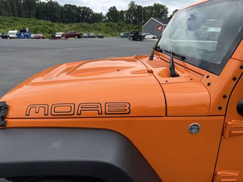 Used 2013 Jeep Wrangler Unlimited Sahara w/ Dual Top Group AWD/4WD image 6