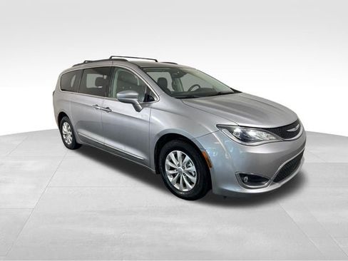 Used 2017 Chrysler Pacifica Touring-L FWD image 8