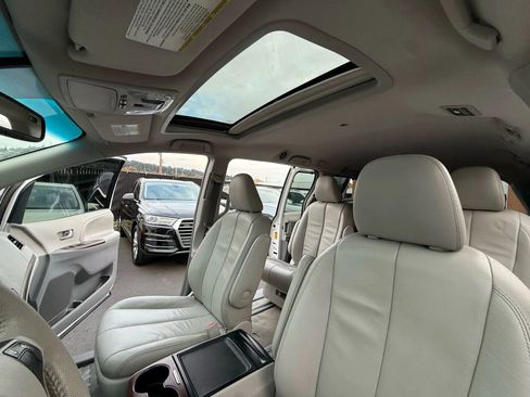 Used 2013 Toyota Sienna XLE image 25