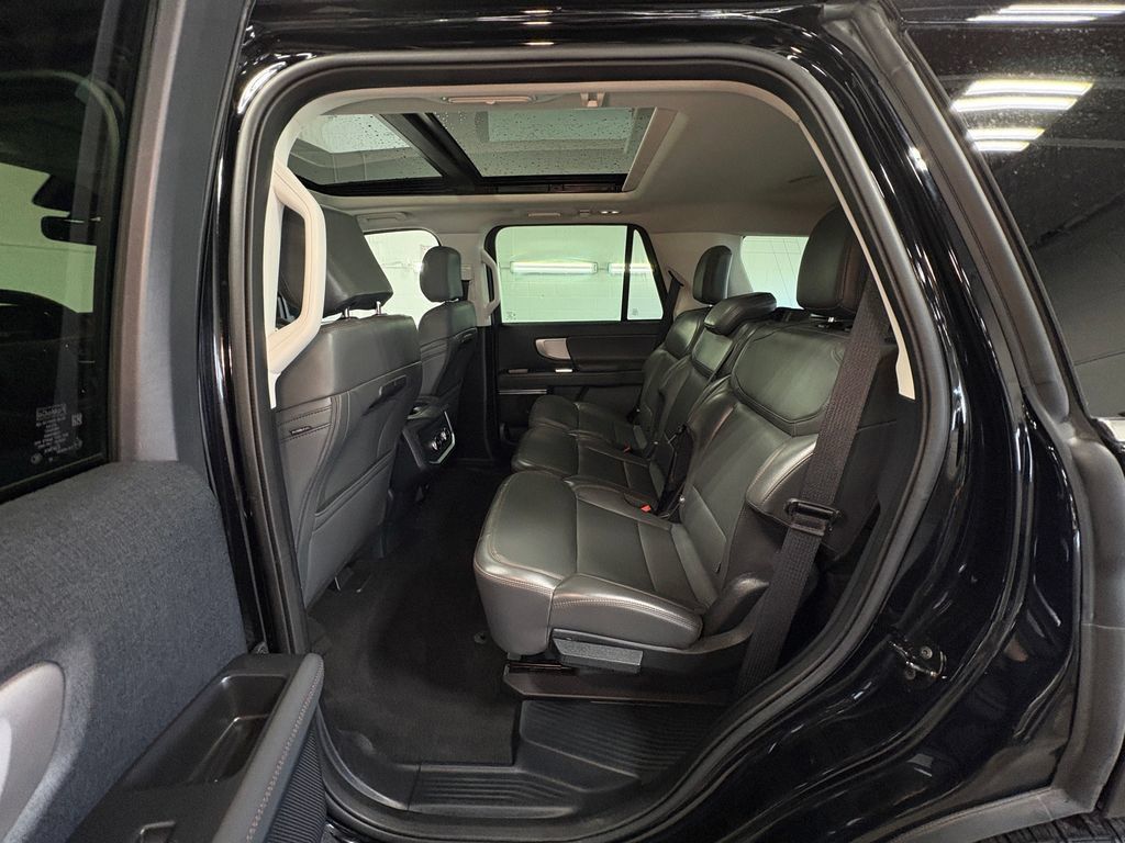 Used 2025 Ford Expedition Active AWD/4WD image 27