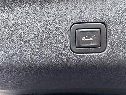 Used 2021 GMC Yukon Denali w/ Denali Premium Package image 11