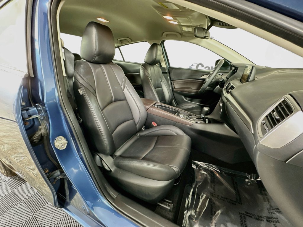 Used 2018 MAZDA MAZDA3 Touring FWD image 32
