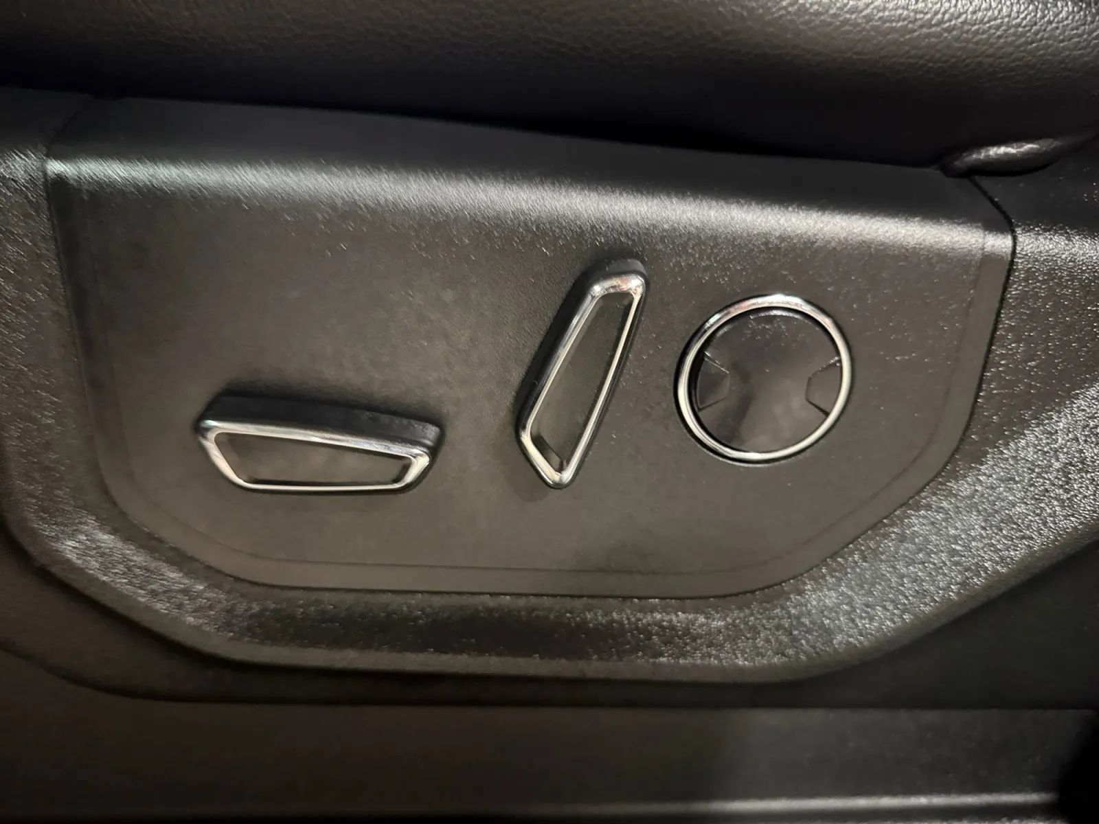 Used 2018 Ford Expedition XLT w/ Equipment Group 201A AWD/4WD image 17