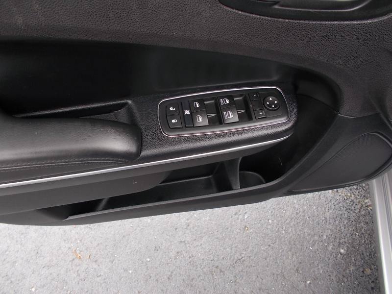 Used 2015 Chrysler 300 Limited RWD image 27
