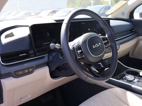 Used 2025 Kia Carnival EX FWD image 27