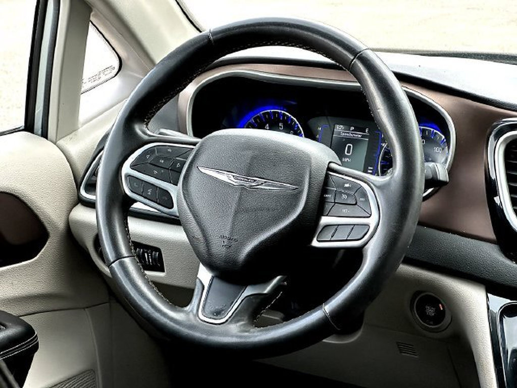 Used 2023 Chrysler Voyager LX FWD image 31