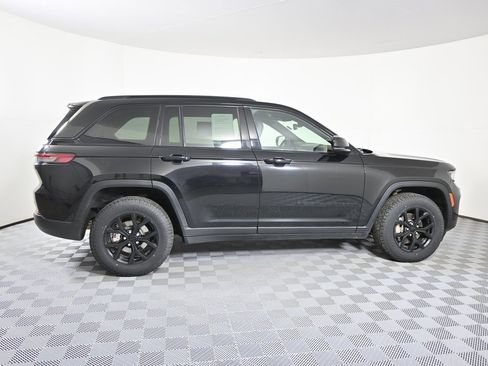 Used 2024 Jeep Grand Cherokee Altitude image 7