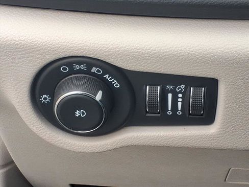 Used 2024 Chrysler Pacifica Touring-L image 22