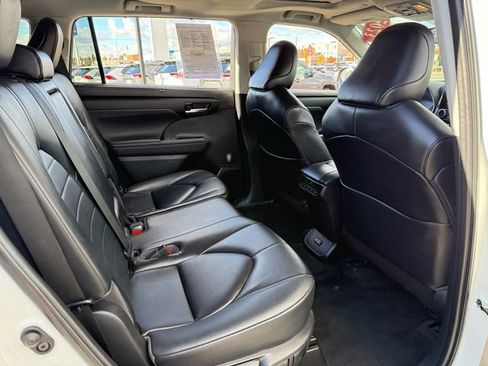 Certified 2023 Toyota Highlander XLE image 31