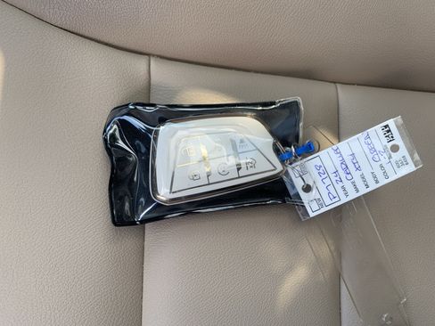 Used 2024 Cadillac XT4 Luxury w/ Cold Weather Package FWD image 5