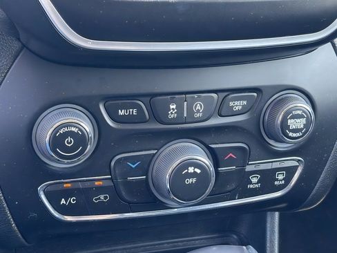 Used 2019 Jeep Cherokee Latitude Plus AWD/4WD image 28