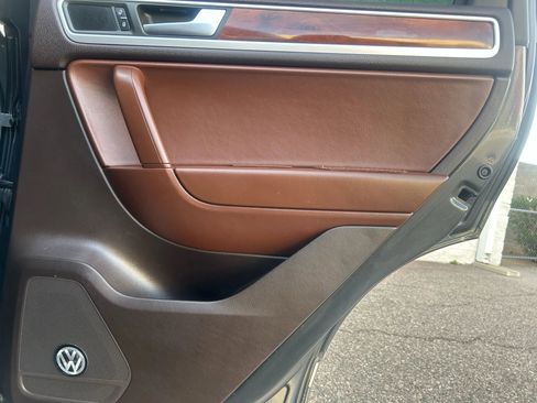 Used 2012 Volkswagen Touareg TDI image 16