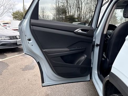 Certified 2025 Volkswagen Taos SE image 24