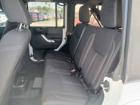 Used 2016 Jeep Wrangler Unlimited Sahara w/ Connectivity Group AWD/4WD image 10