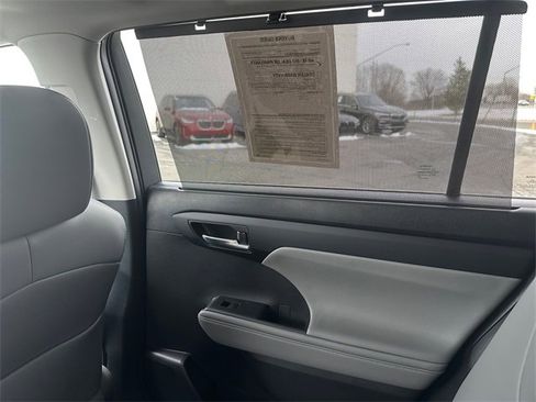 Used 2022 Toyota Highlander XLE image 30