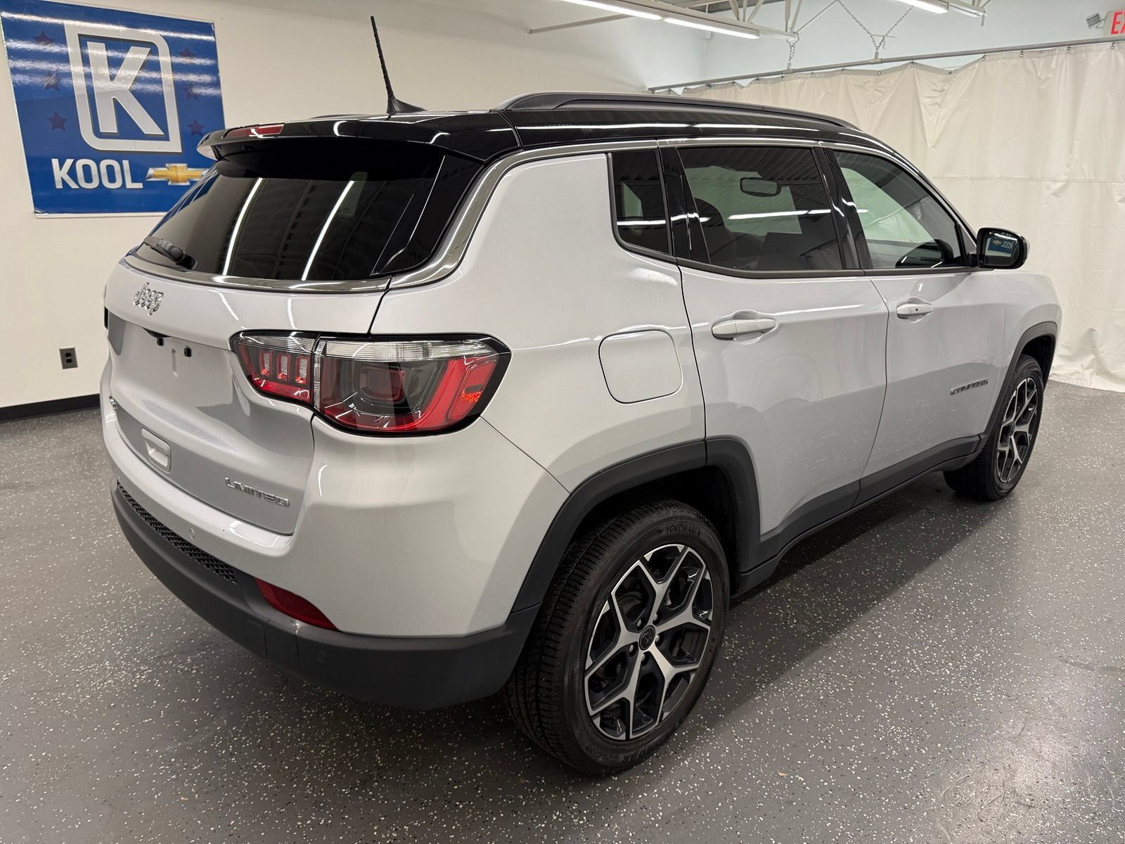 Used 2025 Jeep Compass Limited AWD/4WD image 2