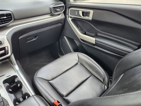 Certified 2022 Ford Explorer XLT w/ Equipment Group 202A image 15